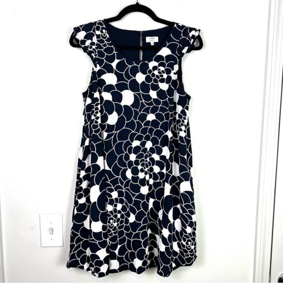 Crown & Ivy dress womens Size S Navy & White Floral Rayon Shift Dress Flutter - Picture 1 of 9